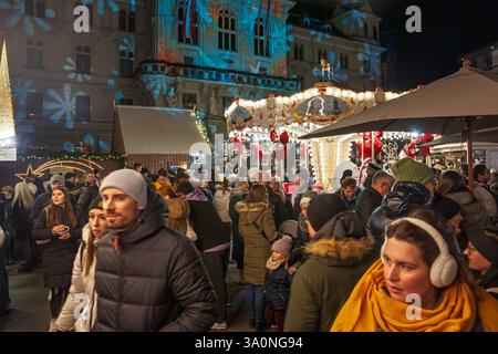 GRAZ, ÖSTERREICH - 17. DEZEMBER 2024: Festliche Menschenmassen treffen sich auf dem Weihnachtsmarkt oder als Graz Weihnachtsmarkt am Grazer Rathaus Stockfoto