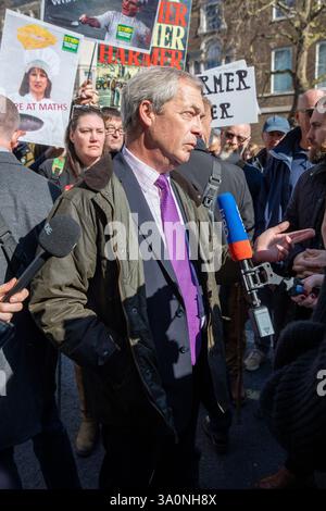 Der Abgeordnete von Clacton und der Vorsitzende der Reformpartei, Nigel Farage, wird während der Landwirtschaftskundgebung von der Presse interviewt. Tausende von Landwirten und ihre Unterstützer nahmen an einer Demonstration in Westminster Central London Teil und forderten die britische Regierung auf, ihre Familiensteuerpolitik zu ändern. Ab April 2026 werden geerbte Vermögenswerte im Wert von mehr als 1 Million £, die zuvor befreit waren, nun mit 20 % besteuert. Die Landwirte argumentieren, dass sie zwar reich an Vermögen sind, Land und Vieh besitzen, aber finanziell Arm sind. Es wird angenommen, dass viele familiengeführte Betriebe verkauft werden müssen, um die höhere Steuerschuld zu bezahlen. Bauerngros Stockfoto