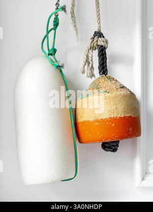 Eine Anzeige von zwei gebrauchten Bojen Stockfoto