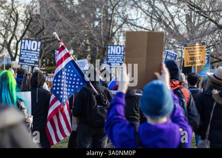 Washington, USA. März 2025. WASHINGTON - Antifaschismus-Demonstranten treffen sich bei einer Demonstration, die von der Gruppe „Revent Facism“ im Upper Senate Park in der Nähe des Kapitols organisiert wird, vor der Rede von US-Präsident Donald Trump zu einer gemeinsamen Kongresssitzung am Dienstag, den 4. März 2025. (Foto: Tom Hudson/SIPA USA) Credit: SIPA USA/Alamy Live News Stockfoto