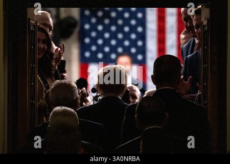 Washington, DC, USA. März 2025. WASHINGTON – 4. März 2025: Präsident Donald Trump tritt in die Kammer ein. (Foto: Joshua Sukoff/Medill News Service/SIPA USA) Credit: SIPA USA/Alamy Live News Stockfoto