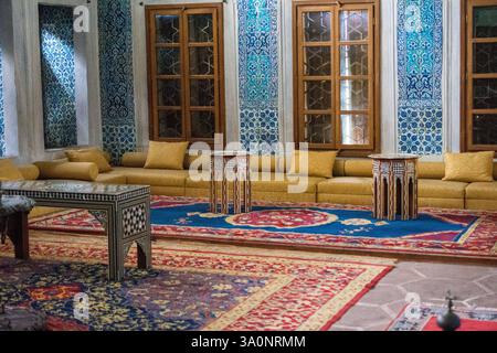 Ottoman-Couchtisch mit Perlmutt-Einlage auf IT Stockfoto