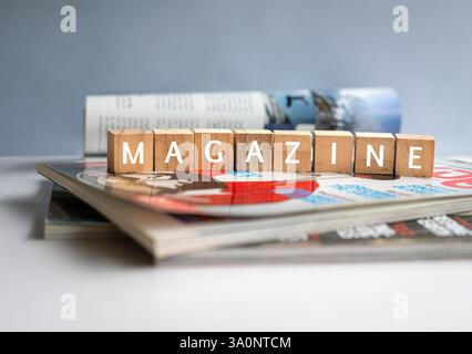 Magazinwort auf Holzblöcken, oben auf dem Magazinstapel. Stockfoto