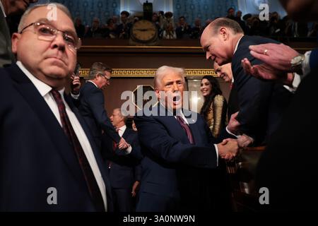 Washington, DC, USA. März 2025. US-Präsident Donald Trump kommt am 4. März 2025 in Washington, DC, zu einer gemeinsamen Kongresssitzung im US-Kapitol an. Präsident Trump sollte vor dem Kongress über seine frühen Erfolge seiner Präsidentschaft und seine bevorstehende Legislativagenda sprechen. Credit: Gewinnen Sie Mc Namee/Pool Über Cnp/Media Punch/Alamy Live News Stockfoto