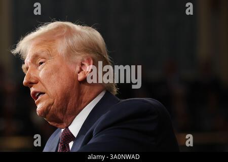 Washington, DC, USA. März 2025. US-Präsident Donald Trump spricht am 4. März 2025 in Washington, DC auf einer gemeinsamen Kongresssitzung im US-Capitol. Präsident Trump sollte vor dem Kongress über seine frühen Erfolge seiner Präsidentschaft und seine bevorstehende Legislativagenda sprechen. Credit: Gewinnen Sie Mc Namee/Pool Über Cnp/Media Punch/Alamy Live News Stockfoto
