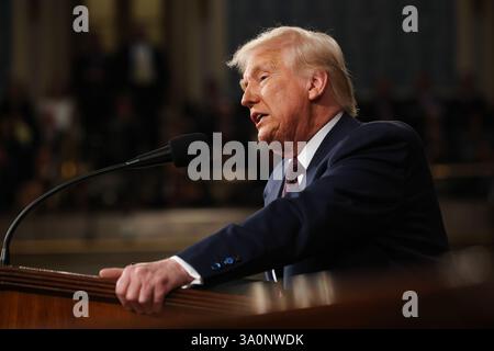 Washington, DC, USA. März 2025. US-Präsident Donald Trump spricht am 4. März 2025 in Washington, DC auf einer gemeinsamen Kongresssitzung im US-Capitol. Präsident Trump sollte vor dem Kongress über seine frühen Erfolge seiner Präsidentschaft und seine bevorstehende Legislativagenda sprechen. Credit: Gewinnen Sie Mc Namee/Pool Über Cnp/Media Punch/Alamy Live News Stockfoto