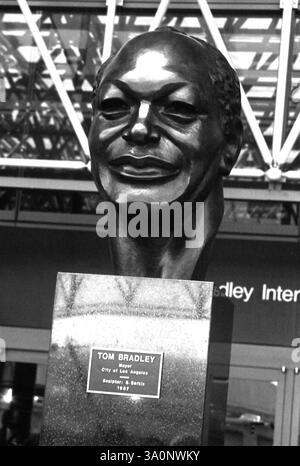 Los Angeles, CA, USA, 1987. Büste von Bürgermeister Tom Bradley am Bradley International Terminal am Flughafen Los Angeles. Stockfoto