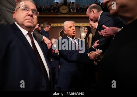 Washington, DC, USA. März 2025. US-Präsident Donald Trump kommt am 4. März 2025 in Washington, DC, zu einer gemeinsamen Kongresssitzung im US-Kapitol an. Präsident Trump sollte vor dem Kongress über seine frühen Erfolge seiner Präsidentschaft und seine bevorstehende Legislativagenda sprechen. Credit: Gewinnen Sie Mc Namee/Pool Über Cnp/Media Punch/Alamy Live News Stockfoto