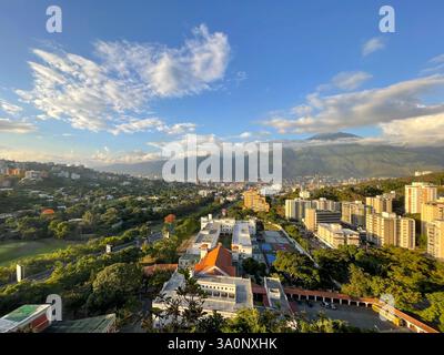 Weitläufiges Stadtbild von Caracas mit üppigem Grün und Bergen im Hintergrund Stockfoto