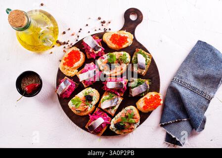 Brot mit Meeresfrüchten und Gemüse auf Holzbrett Stockfoto