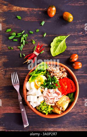 Köstliches gesundes Frühstück, Buchweizen mit gekochtem Ei, Fleisch und Käse Stockfoto