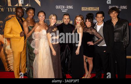 Ny. März 2025. Khalid Greenaway, Damaris Lewis, Kailey Latimer Kamille, Emily Bett Rickards, Ash Avildsen, Francesca Eastwood, Marie Avgeropoulos, Tyler Posey, Gavin Magnus bei Ankunft für QUEEN OF THE RING Premiere, AMC Lincoln Square 13, New York, NY, 04. März 2025. Quelle: Ryan Billings/Everett Collection/Alamy Live News Stockfoto