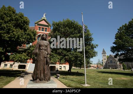 Ottawa, Kansas, USA - 25. Juni 2023: Die Nachmittagssonne scheint auf das Innenstadtgericht und die Kirchen. Stockfoto