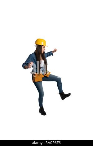 Energiegeladene Bauarbeiterin in Aktion Stockfoto