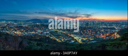 Seoul Südkoreas Nachtpanorama der Skyline der Stadt und Blick auf den Han-Fluss vom Namsan Mountain im Herbst Stockfoto