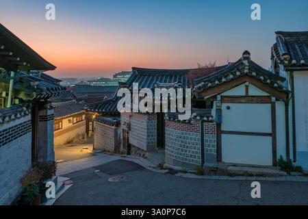 Seoul Südkorea Sonnenaufgang eines traditionellen koreanischen Hauses im Bukchon Hanok Village Stockfoto