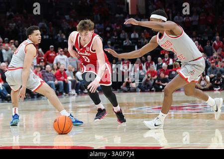 Columbus, Ohio, USA. März 2025. Der Ohio State Buckeyes Guard John Mobley Jr. (0) fährt mit dem Ball zwischen Ohio State Buckeyes Guard John Mobley Jr. (0) und Ohio State Buckeyes Guard Micah Parrish (8) während des Spiels zwischen den Nebraska Cornhuskers und den Ohio State Buckeyes in der Value City Arena in Columbus, Ohio. (Kreditbild: © Scott Stuart/ZUMA Press Wire) NUR REDAKTIONELLE VERWENDUNG! Nicht für kommerzielle ZWECKE! Stockfoto