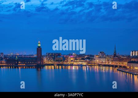 Stockholm Schweden, nächtliche Skyline am Stockholmer Rathaus und Gamla Stan Stockfoto
