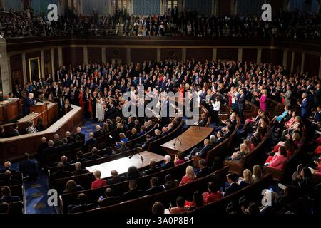 US-Präsident Donald J. Trump hält am Dienstag, den 4. März 2025, vor einer gemeinsamen Sitzung des Kongresses in der House Chamber des US Capitol Building in Washington DC eine Rede. Quelle: Aaron Schwartz/CNP Stockfoto