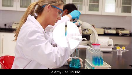 Bild eines weißen Diagramms über kaukasischen Wissenschaftlern, die im Labor Proben entnehmen Stockfoto