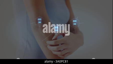 Bild von Medizinikonen über der kaukasischen Frau, die den Arm kratzt Stockfoto