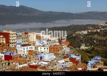 Panoramablick auf Chefchaouen in der nördlichen Region Marokkos, bekannt für seine blau-weißen Gebäude. Stockfoto