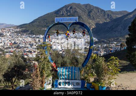 Panoramablick auf Chefchaouen in der nördlichen Region Marokkos, bekannt für seine blau-weißen Gebäude. Stockfoto