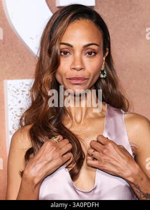 (DATEI) Zoe Saldana gewinnt den Oscar für die beste Schauspielerin in Einer Nebenrolle für „Emilia Perez“ bei den 97. Annual Academy Awards am Sonntag, den 2. März 2025. HOLLYWOOD, LOS ANGELES, KALIFORNIEN, USA - 23. OKTOBER: Die US-amerikanische Schauspielerin Zoe Saldana trägt Balmain SS25 RTW und kommt am 23. Oktober 2024 in Hollywood, Los Angeles, Kalifornien, zur Premiere von Paramount+'s Originalserie „Lioness“ Staffel 2 in der Academy of Motion Picture Arts Sciences - Linwood Dunn Theater. (Foto: Xavier Collin/Image Press Agency) Stockfoto