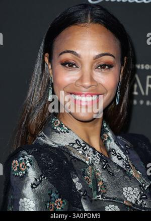 (DATEI) Zoe Saldana gewinnt den Oscar für die beste Schauspielerin in Einer Nebenrolle für „Emilia Perez“ bei den 97. Annual Academy Awards am Sonntag, den 2. März 2025. WEST HOLLYWOOD, LOS ANGELES, KALIFORNIEN, USA – 6. FEBRUAR: Die US-amerikanische Schauspielerin Zoe Saldana mit Brock Collection-Outfit kommt bei der Cadillac Oscar Celebration 2020 im Chateau Marmont am 6. Februar 2020 in West Hollywood, Los Angeles, Kalifornien. (Foto: Xavier Collin/Image Press Agency) Stockfoto