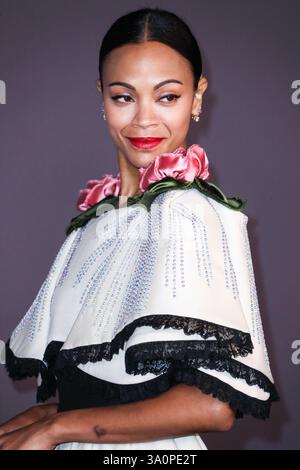 (DATEI) Zoe Saldana gewinnt den Oscar für die beste Schauspielerin in Einer Nebenrolle für „Emilia Perez“ bei den 97. Annual Academy Awards am Sonntag, den 2. März 2025. LOS ANGELES, KALIFORNIEN, USA – 4. NOVEMBER: Die US-amerikanische Schauspielerin Zoe Saldana in einem Gucci-Kleid kommt 2017 zur LACMA Art + Film Gala, die am 4. November 2017 im Los Angeles County Museum of Art stattfindet. (Foto: Xavier Collin/Image Press Agency) Stockfoto