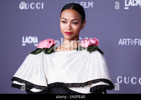 (DATEI) Zoe Saldana gewinnt den Oscar für die beste Schauspielerin in Einer Nebenrolle für „Emilia Perez“ bei den 97. Annual Academy Awards am Sonntag, den 2. März 2025. LOS ANGELES, KALIFORNIEN, USA – 4. NOVEMBER: Die US-amerikanische Schauspielerin Zoe Saldana in einem Gucci-Kleid kommt 2017 zur LACMA Art + Film Gala, die am 4. November 2017 im Los Angeles County Museum of Art stattfindet. (Foto: Xavier Collin/Image Press Agency) Stockfoto