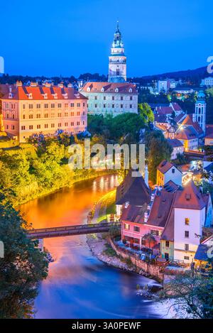 Cesky Krumlov, malerische tschechische Stadt, nächtlicher Blick über die Moldau in Böhmen. Stockfoto