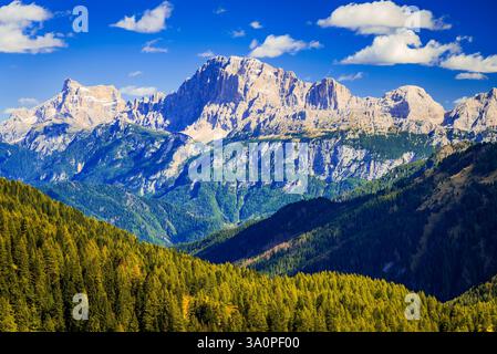 Dolomiten, Italien. Pie Falcade Aussichtspunkt atemberaubender sonniger Monte Civetta in Sudtirol Stockfoto
