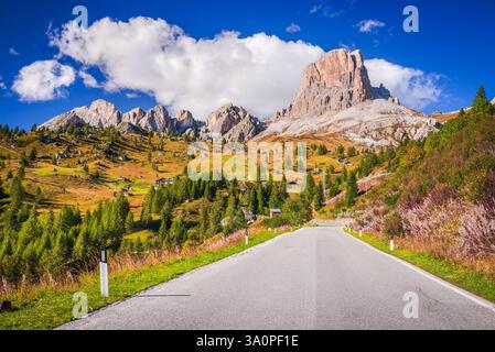 Passo Giau, Italien. Dolomiten Herbstlandschaft in Südtirol - Ra Gusela (2595 m) und die Straße zwischen Wolkenstein und Corti Stockfoto