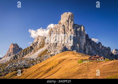 Südtirol, Italien. RA Gusela und Passo Giau, einer der fotogenen Bergpässe der Dolomiten, verbindet Cortina mit Selva Di Cadore Stockfoto