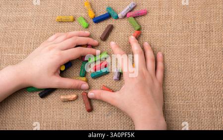 Verwendete Farbe Buntstifte und eine Hand, die einige Stockfoto