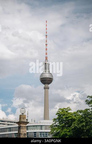 Der Fernsehturm im Hintergrund der Skyline der deutschen Hauptstadt. Hochwertige Fotos Stockfoto