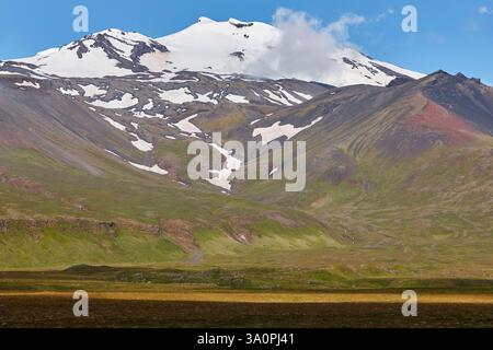 Schneebedeckte Berge und grünes Solitär-Tal auf der Halbinsel Snaefellnes. Island Stockfoto