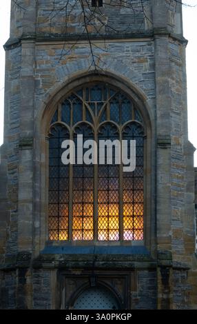 Am frühen Morgen scheint Sonnenlicht durch das Westfenster der St. Lawrence's Church, Evesham, Worcestershire, Großbritannien Stockfoto