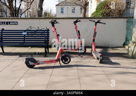 VOI Scooter, geparkt in Cheltenham, Gloucestershire, England. - 4 März 2025 Foto von Andrew Higgins/©Thousand Word Media Ltd Stockfoto