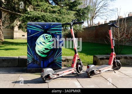 VOI Scooter, geparkt in Cheltenham, Gloucestershire, England. - 4 März 2025 Foto von Andrew Higgins/©Thousand Word Media Ltd Stockfoto