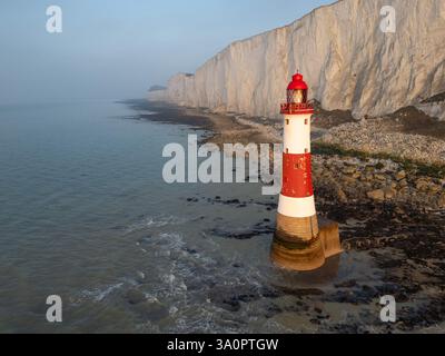 März 2025. Die Morgensonne trifft den Leuchtturm von Beachy Head an einem kalten, frostigen Morgen. Beachy Head, Eastbourne, East Sussex, UK Credit: Reppans/Alamy Live News Stockfoto