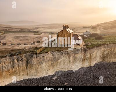 März 2025. Ein frostiger, nebeliger Morgen am Klippenrand, in Birling Gap, Eastbourne, East Sussex, UK Credit: Reppans/Alamy Live News Stockfoto