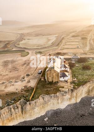 März 2025. Ein frostiger, nebeliger Morgen am Klippenrand, in Birling Gap, Eastbourne, East Sussex, UK Credit: Reppans/Alamy Live News Stockfoto