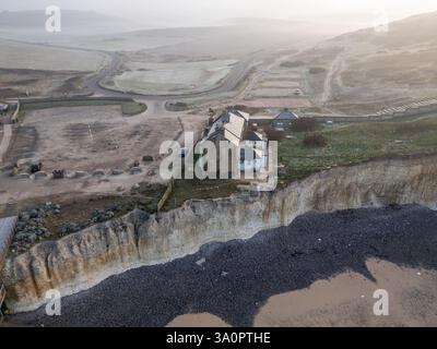 März 2025. Ein frostiger, nebeliger Morgen am Klippenrand, in Birling Gap, Eastbourne, East Sussex, UK Credit: Reppans/Alamy Live News Stockfoto