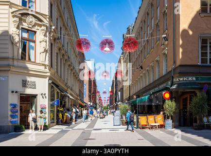 Die Leute gehen in der Drottninggatan (Queen Street) in Stockholm, Schweden, einkaufen, einer langen Fußgängerzone, die von Cafés und Geschäften gesäumt ist. Stockfoto