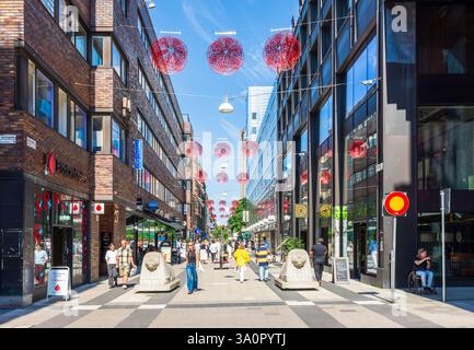 Die Leute gehen in der Drottninggatan (Queen Street) in Stockholm, Schweden, einkaufen, einer langen Fußgängerzone, die von Cafés und Geschäften gesäumt ist. Stockfoto