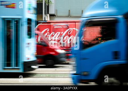 Hongkong, China. März 2025. Ein Coca-Cola-Lieferwagen steht auf einer Straße. US-Präsident Donald Trump verhängte neue Zölle auf Importe aus China, Kanada und Mexiko unter Berufung auf Fentanyl-Schmuggel und illegale Einwanderung. Am 4. Februar um 13.00 Uhr Hongkong-Zeit trat ein 10%-Zollsatz auf chinesische Waren in Kraft. Als Reaktion darauf kündigte China Gegenmaßnahmen an, darunter Zölle auf US-Importe. (Kreditbild: © Keith Tsuji/ZUMA Press Wire) NUR REDAKTIONELLE VERWENDUNG! Nicht für kommerzielle ZWECKE! Stockfoto