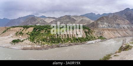 Malerisches Landschaftspanorama des Indus-Flusses und der Felsformationen am bewölkten Tag in der Nähe von Chilas, Gilgit-Baltistan, Pakistan Stockfoto