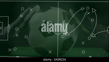 Fußball-Strategie-Bild über Spieler, die auf dem Spielfeld Ball treten Stockfoto